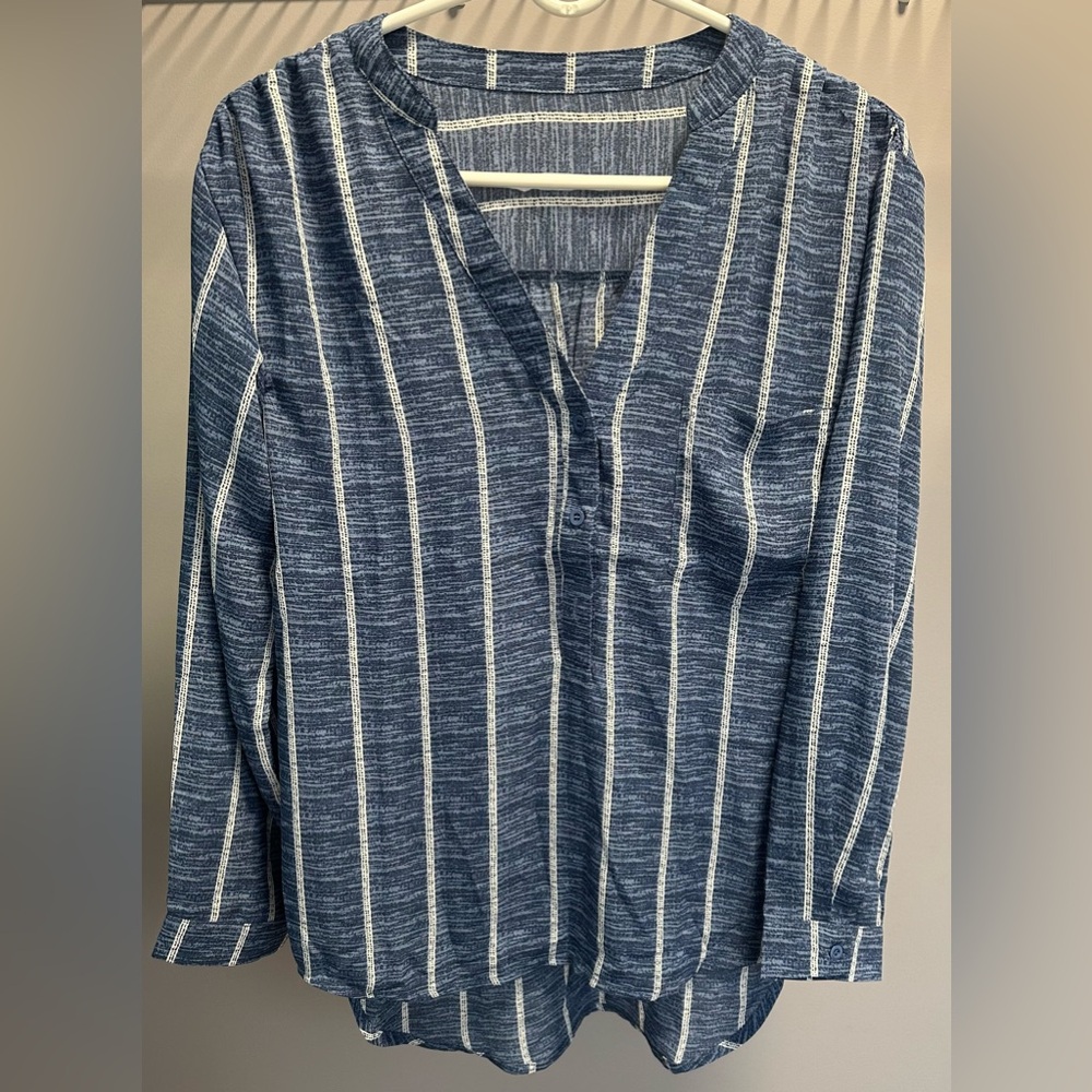 NO BRAND SHOWN size MEDIUM Blue and White Relaxed Blouse with Mandarin Collar